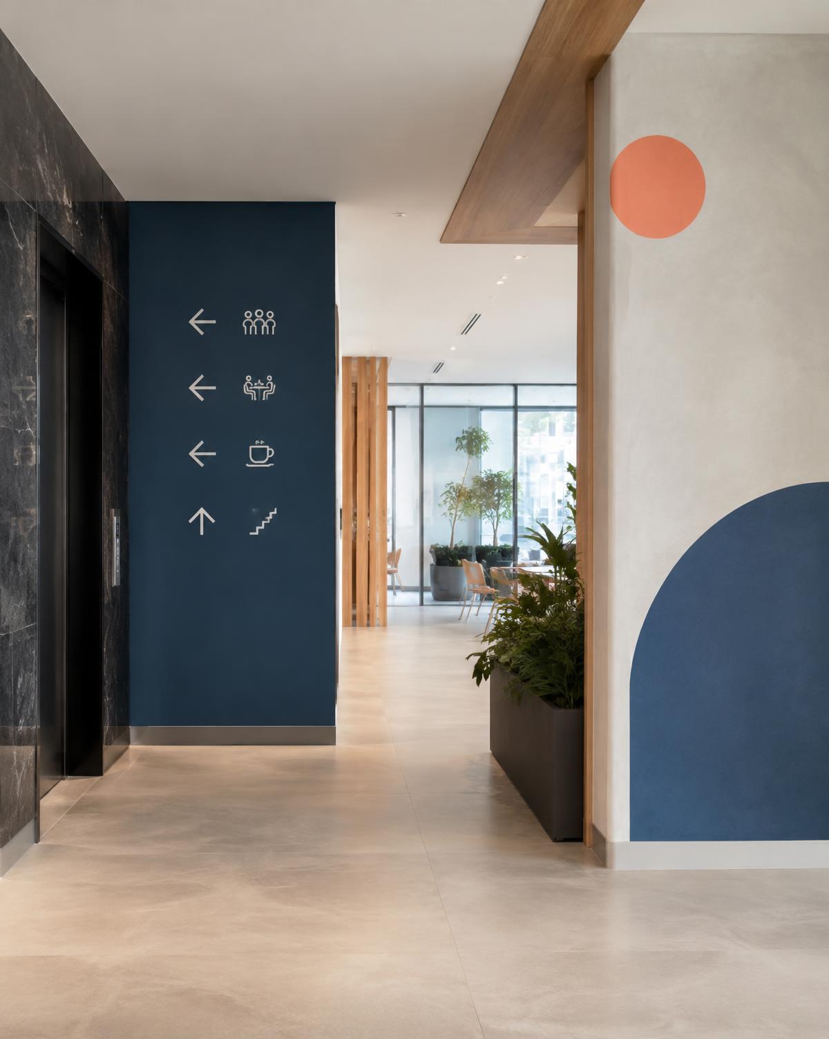 Señalización interior instalada en un espacio comercial